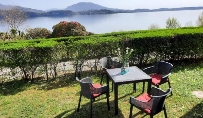 Appartamento GIOIOSA 2 con giardino e vista Lago Maggiore