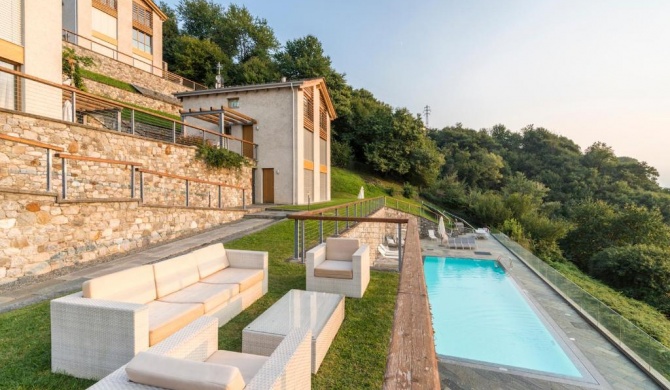 beautiful poolside and stunning lake view Gardenia