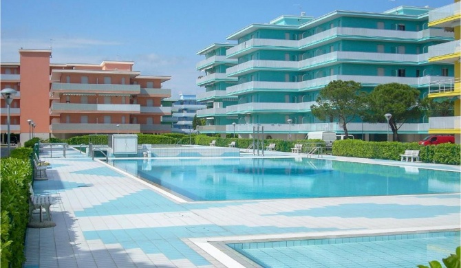 Beautiful apartment in Bibione with Outdoor swimming pool