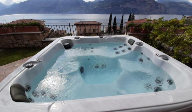 Appartamento DELUXE 2 con vasca idromassaggio vista Lago di Garda, riscaldata, privata e utilizzabile tutto l'anno