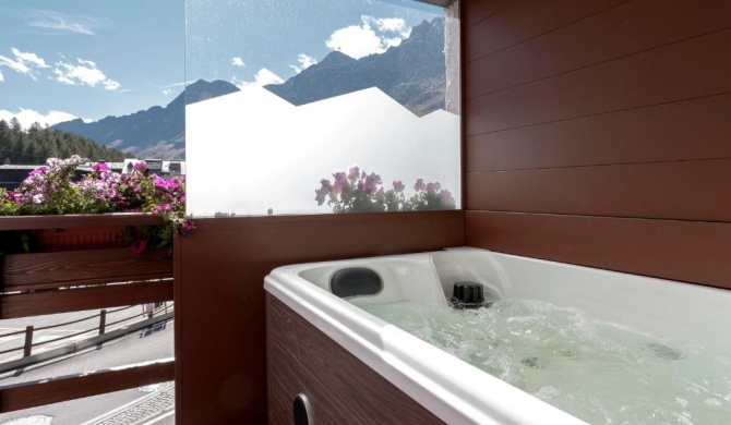 HelloChalet - Maison Francois - Ski Apartment with outdoor jacuzzi and terrace overlooking Matterhorn valley